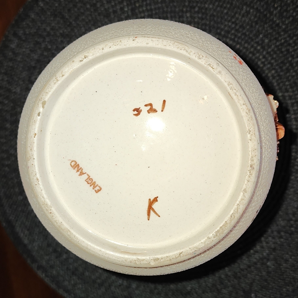 Antique Majolica floral pottery vase. Possible early 1900's 9.5 Inches - Picture 4 of 5